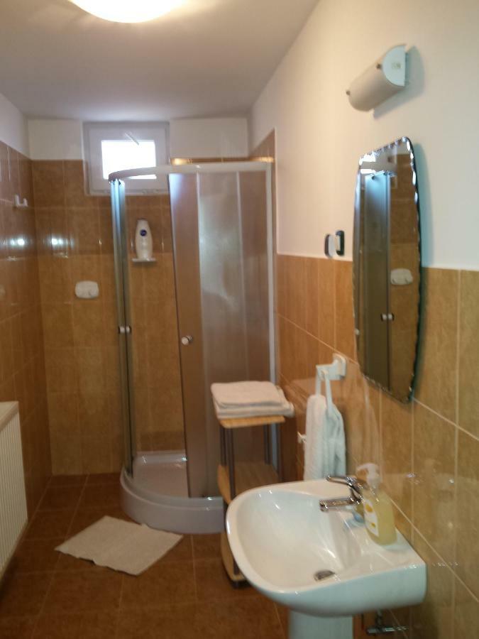 Eszter Vendeghaz Hotel Izvoru Crisului Ngoại thất bức ảnh