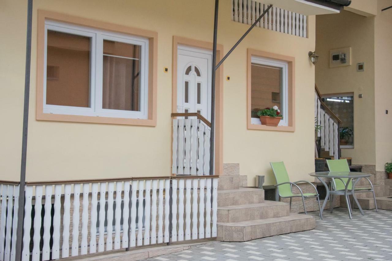 Eszter Vendeghaz Hotel Izvoru Crisului Ngoại thất bức ảnh