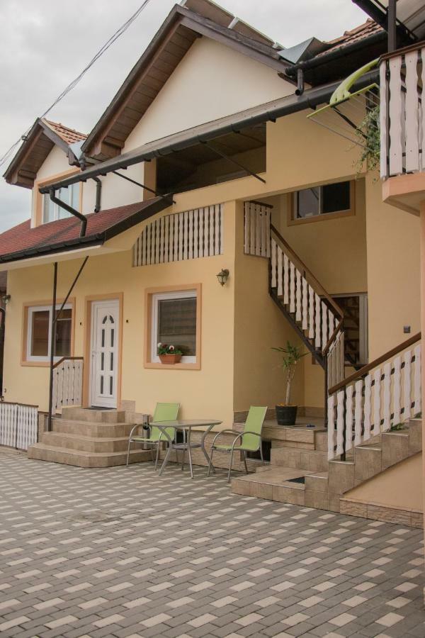 Eszter Vendeghaz Hotel Izvoru Crisului Ngoại thất bức ảnh
